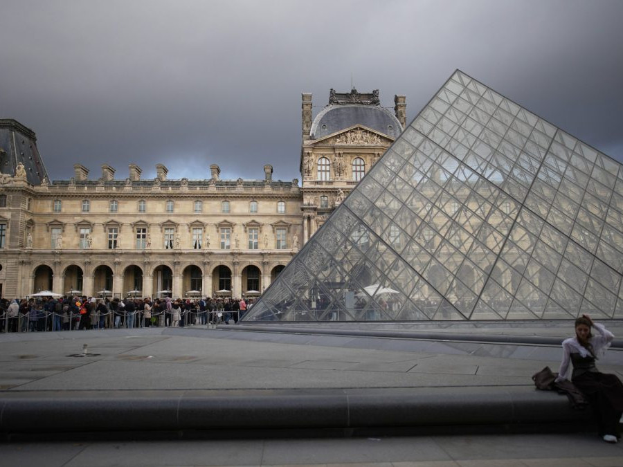 Dvojica mužov zadržaných za vlámanie do múzea Louvre čiastočne priznala vinu, povedala prokurátorka
