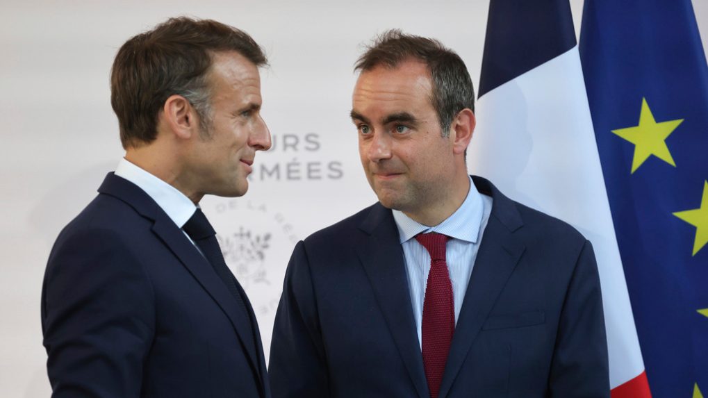 Zľava francúzsky prezident Emmanuel Macron a minister obrany Sébastien Lecornu.