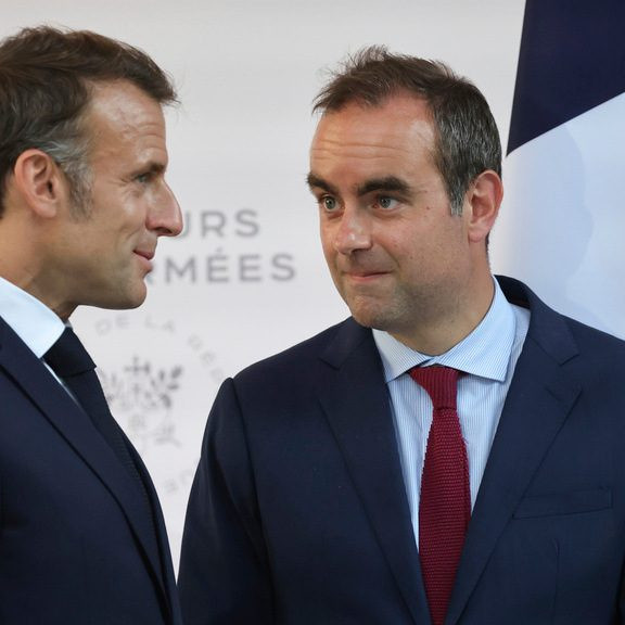 Zľava francúzsky prezident Emmanuel Macron a minister obrany Sébastien Lecornu.