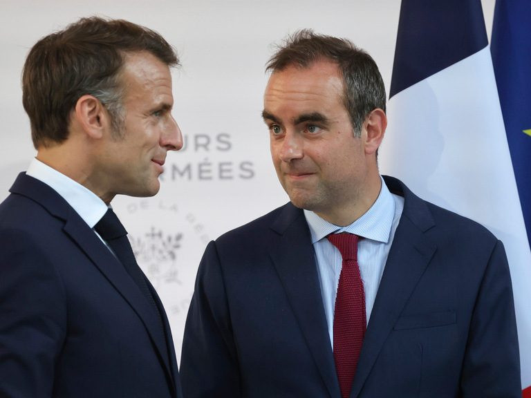 Zľava francúzsky prezident Emmanuel Macron a minister obrany Sébastien Lecornu.