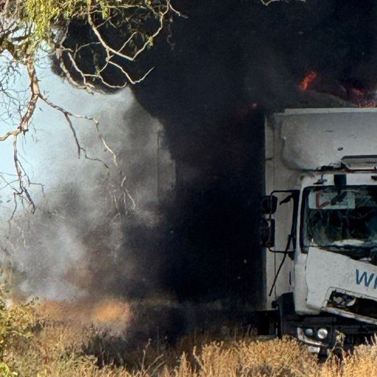 Na snímke kamión OSN s humanitárnou pomocou, ktorý zasiahol ruský útok.