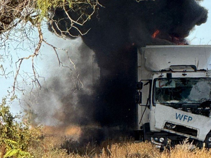 Na snímke kamión OSN s humanitárnou pomocou, ktorý zasiahol ruský útok.