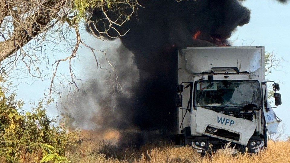 Na snímke kamión OSN s humanitárnou pomocou, ktorý zasiahol ruský útok.