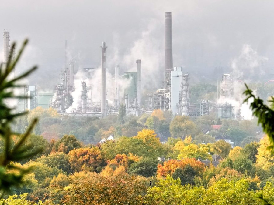 príroda a továreň