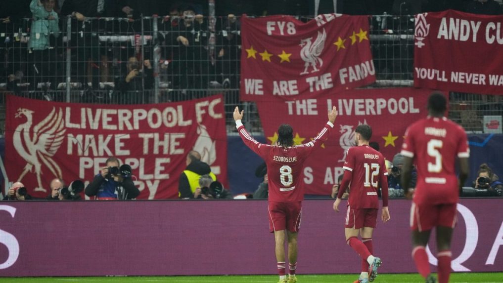 Futbalisti Liverpoolu oslavujú gól.