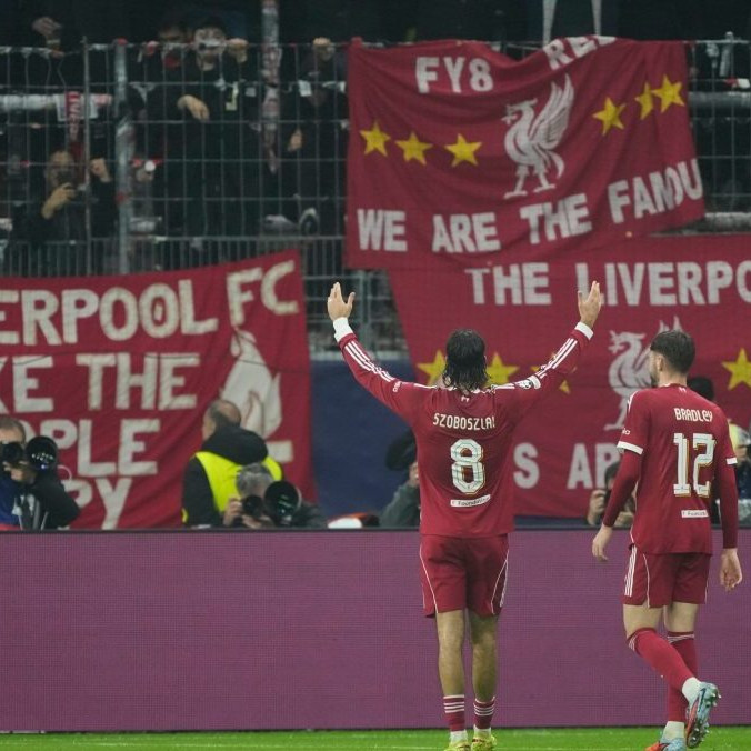 Futbalisti Liverpoolu oslavujú gól.