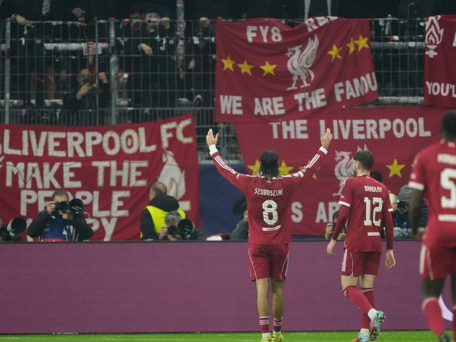 Futbalisti Liverpoolu oslavujú gól.