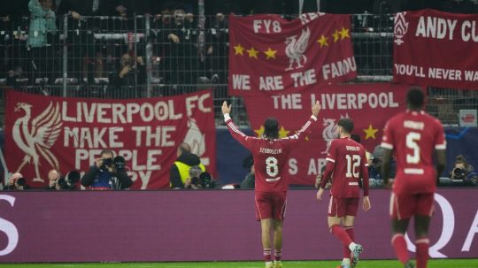 Futbalisti Liverpoolu oslavujú gól.