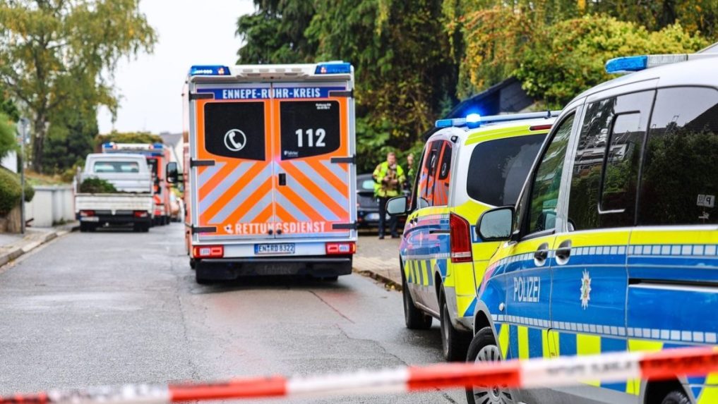 Na snímke polícia a záchranári v obci Herdecke po útoku na starostku.