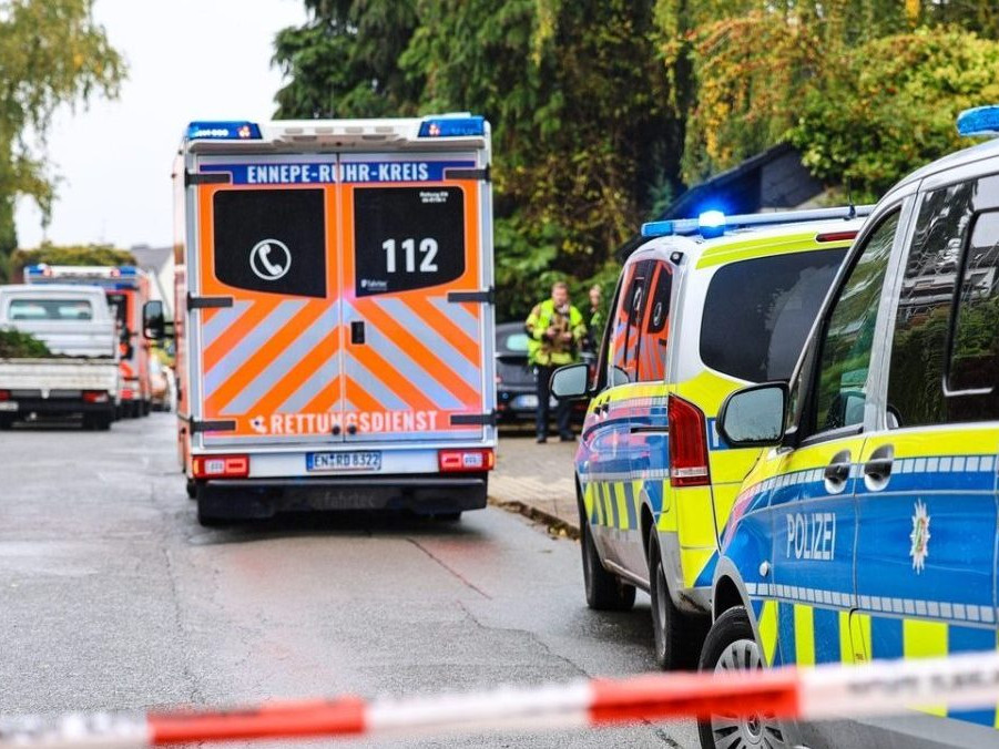 Na snímke polícia a záchranári v obci Herdecke po útoku na starostku.