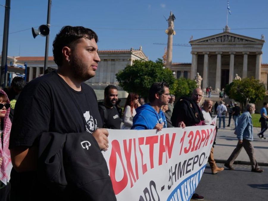 Na snímke ľudia sa zúčastňujú celonárodného 24-hodinového generálneho štrajku v Aténach.