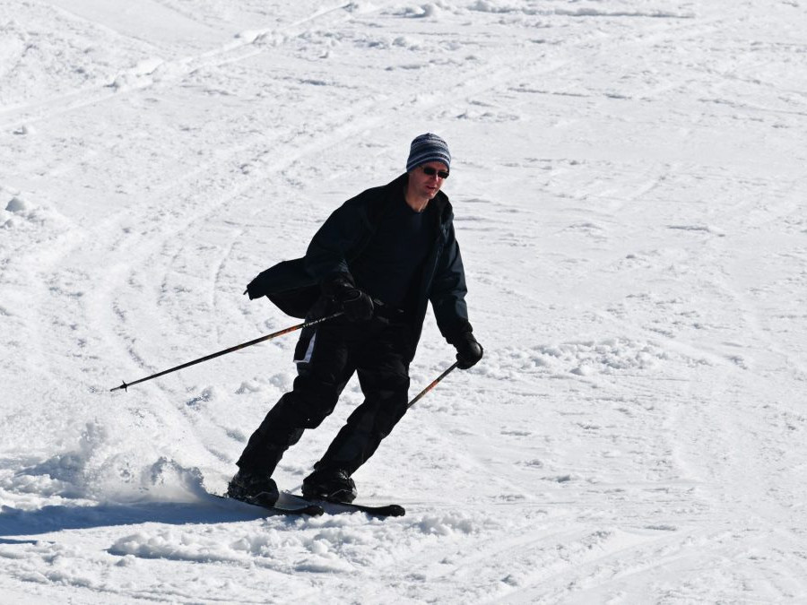 Na snímke lyžiar na zasnežovanom svahu.