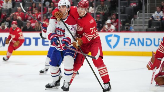 Slovenský hokejista Juraj Slavkovský (vľavo) z Montrealu Canadiens a Simon Edvinsson z Detroitu Red Wings.