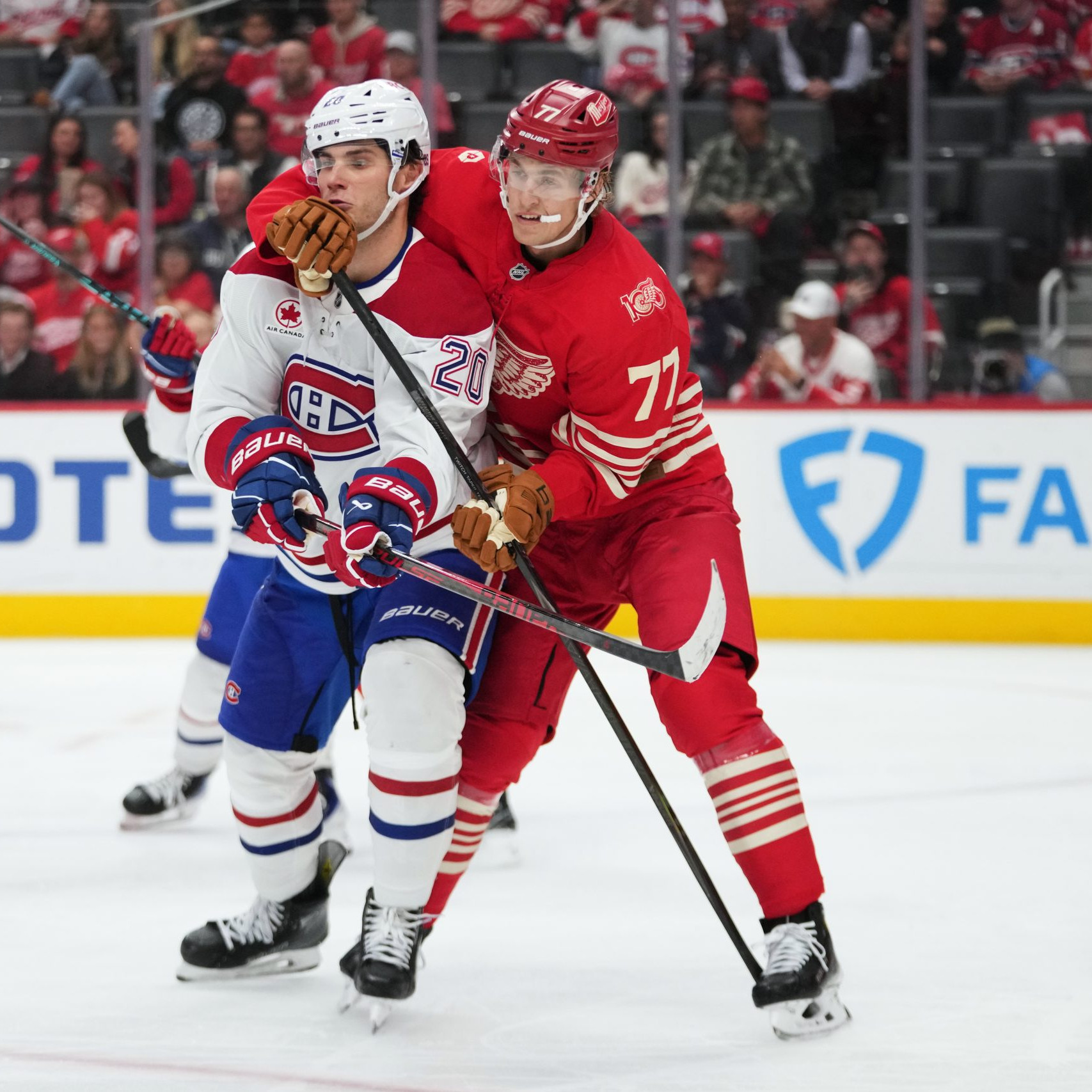 Slovenský hokejista Juraj Slavkovský (vľavo) z Montrealu Canadiens a Simon Edvinsson z Detroitu Red Wings.