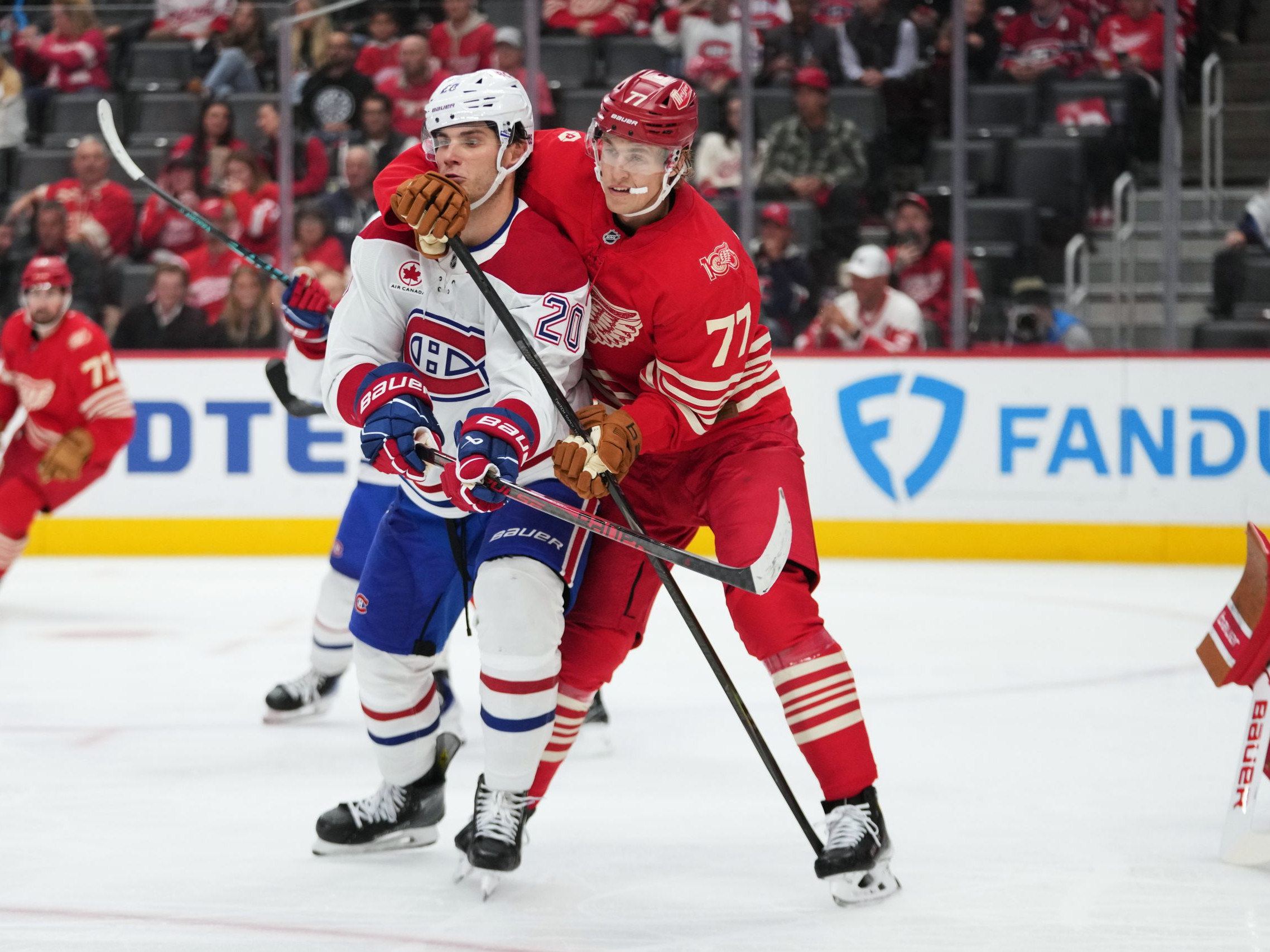 Slovenský hokejista Juraj Slavkovský (vľavo) z Montrealu Canadiens a Simon Edvinsson z Detroitu Red Wings.