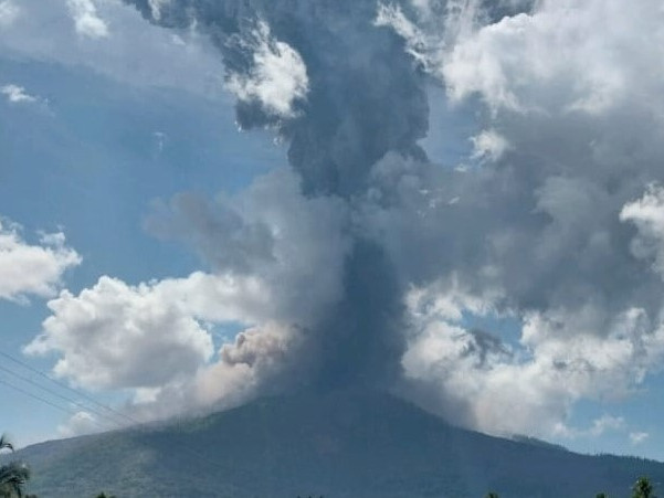 Na tejto fotografii, ktorú zverejnila Geologická agentúra (Badan Geologi) indonézskeho ministerstva energetiky a nerastných zdrojov, sopka Lewotobi Laki-Laki chrlí vulkanický materiál počas erupcie vo východnej časti ostrova Flores v Indonézii.