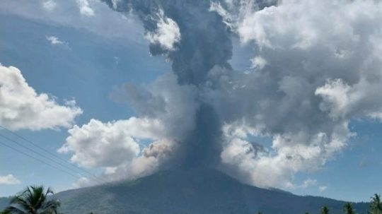 Na tejto fotografii, ktorú zverejnila Geologická agentúra (Badan Geologi) indonézskeho ministerstva energetiky a nerastných zdrojov, sopka Lewotobi Laki-Laki chrlí vulkanický materiál počas erupcie vo východnej časti ostrova Flores v Indonézii.