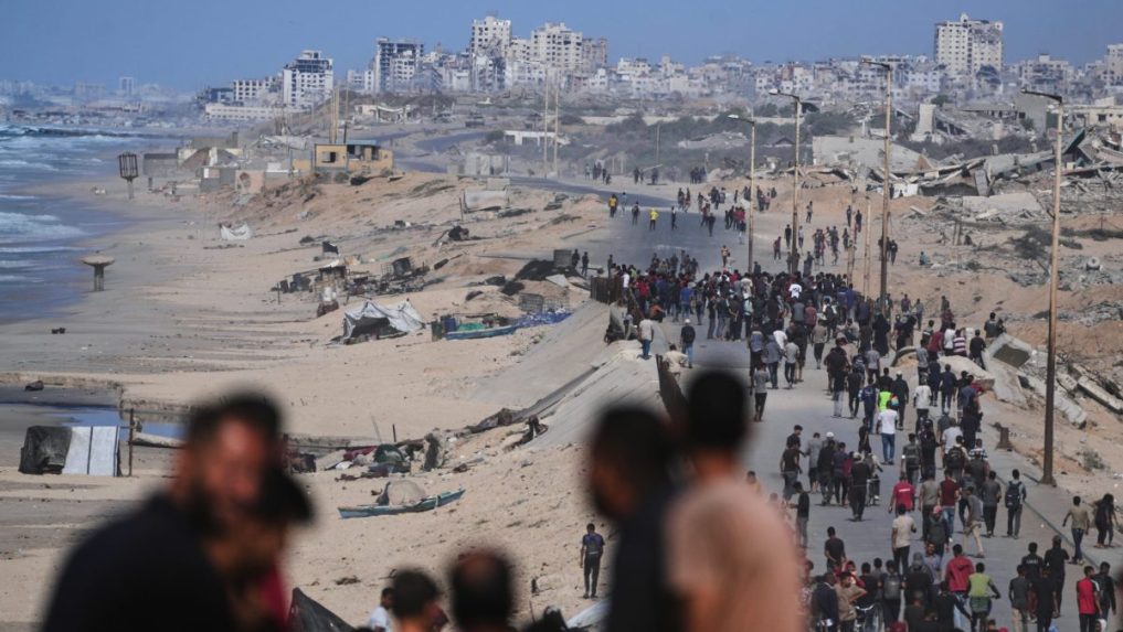 Vysídlení Palestínčania sa zhromažďujú pri pobreží neďaleko Wadi Gazy.