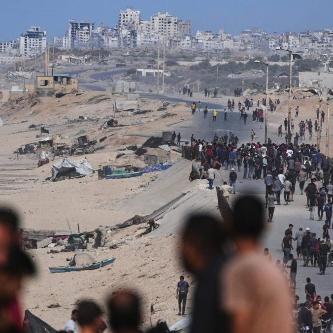 Vysídlení Palestínčania sa zhromažďujú pri pobreží neďaleko Wadi Gazy.