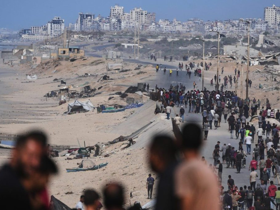 Vysídlení Palestínčania sa zhromažďujú pri pobreží neďaleko Wadi Gazy.