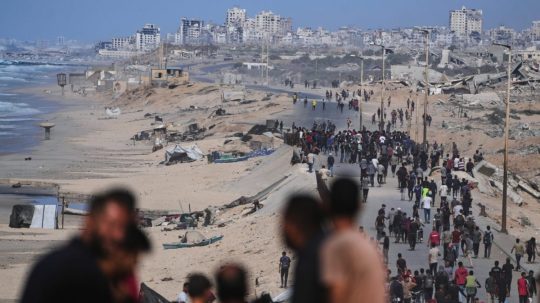 Vysídlení Palestínčania sa zhromažďujú pri pobreží neďaleko Wadi Gazy.