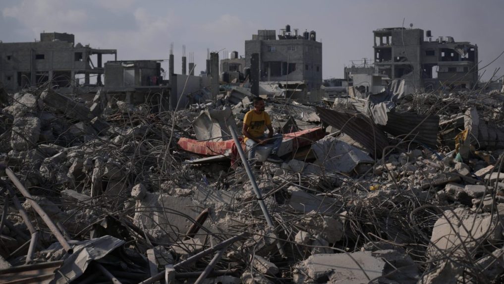 Palestínčan sedí v troskách svojho trojposchodového domu.