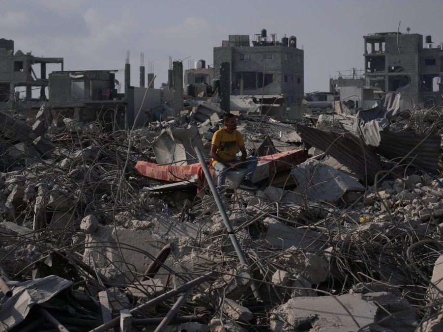 Palestínčan sedí v troskách svojho trojposchodového domu.