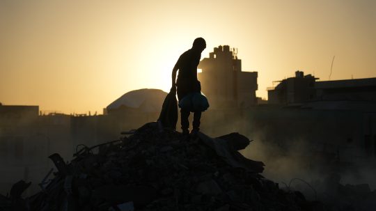 Na snímke osoba na skládke v meste Gaza.