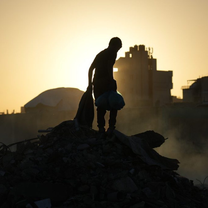 Na snímke osoba na skládke v meste Gaza.