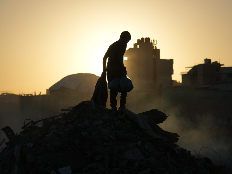 Na snímke osoba na skládke v meste Gaza.