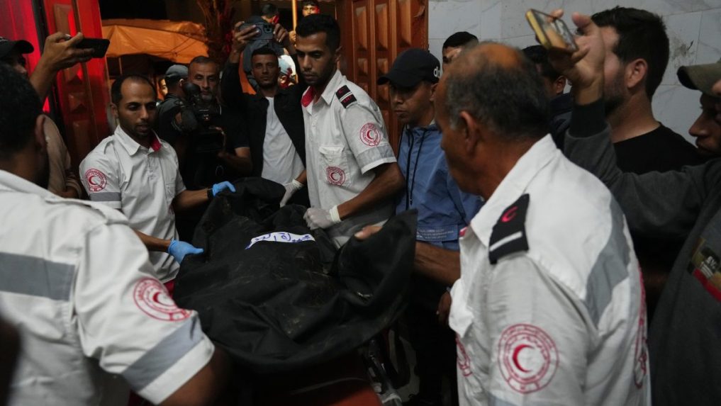 Záchranári prinášajú telá zabitých Palestínčanov do Násirovej nemocnice v Chán Júnis.