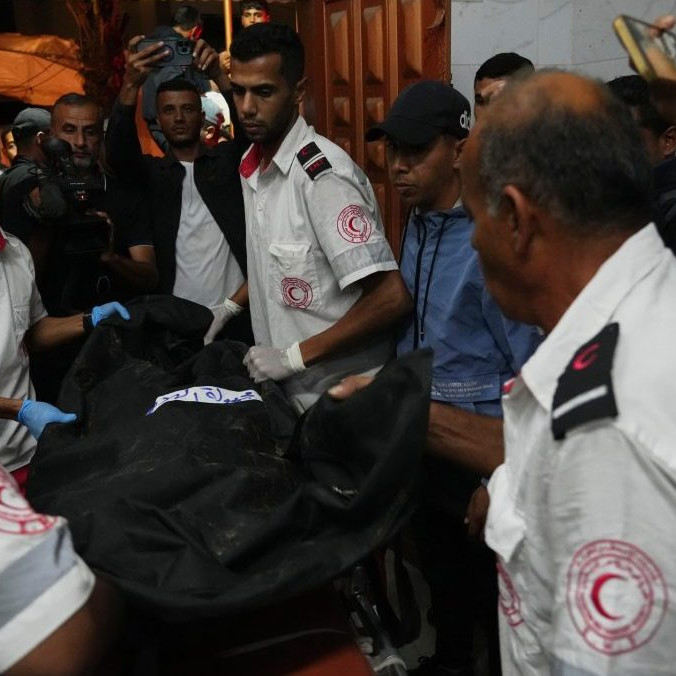 Záchranári prinášajú telá zabitých Palestínčanov do Násirovej nemocnice v Chán Júnis.