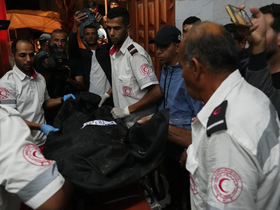 Záchranári prinášajú telá zabitých Palestínčanov do Násirovej nemocnice v Chán Júnis.