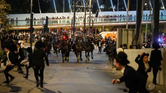 Tisíce ultraortodoxných židov protestovali proti povinnej vojenskej službe