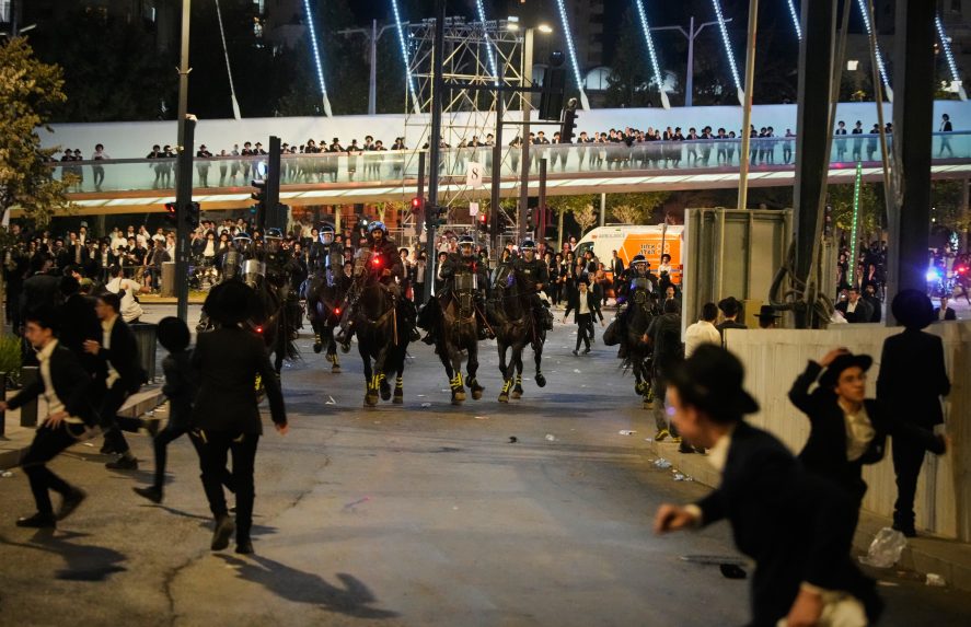 Tisíce ultraortodoxných židov protestovali proti povinnej vojenskej službe