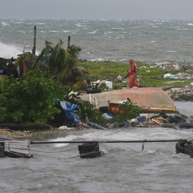 Muž kráča pozdĺž pobrežia v Kingstone na Jamajke.