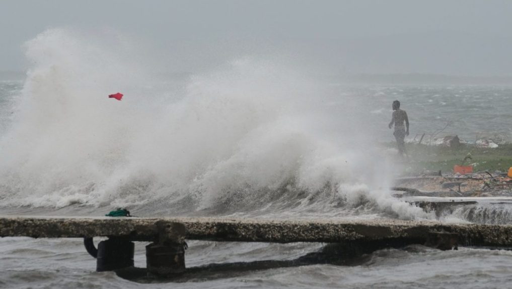Rozbúrené vlny v Kingstone na Jamajke pred hurikánom Melissa.