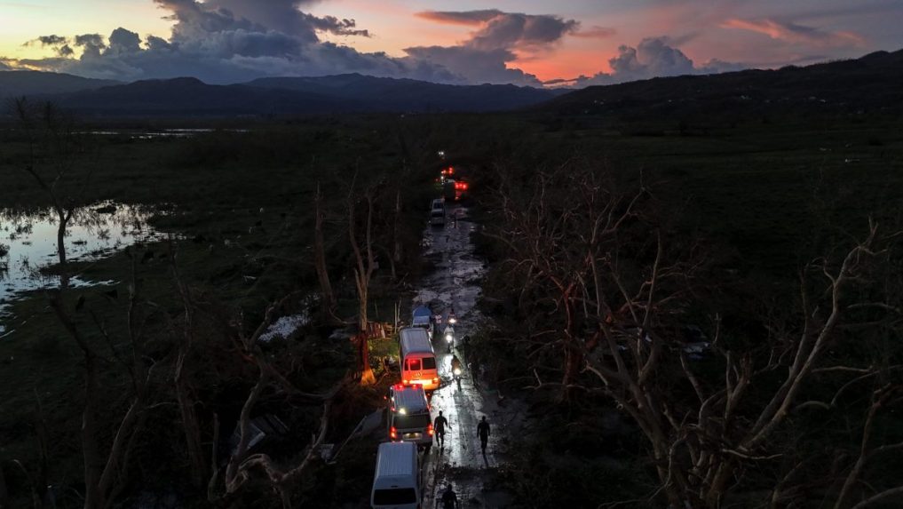 Konvoj vezÃƒÂºci pomoc do Black River, ktorÃƒÂ© zasiahol hurikÃƒÂ¡n Melissa, prechÃƒÂ¡dza cez Holland Bamboo.