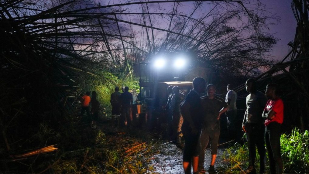 PracovnÃƒÂ­ci odstraÃ…ÂˆujÃƒÂº popadanÃƒÂ© stromy a trosky, aby uvoÃ„Â¾nili cestu konvoju.