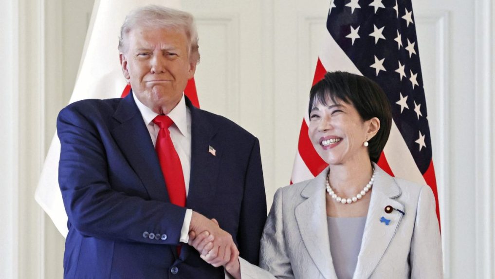Americký prezident Donald Trump s novou japonskou premiérkou Sanae Takaičiovou.