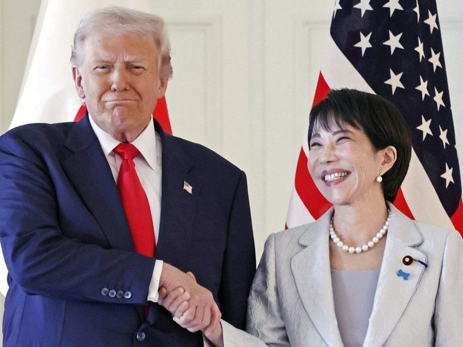 Americký prezident Donald Trump s novou japonskou premiérkou Sanae Takaičiovou.