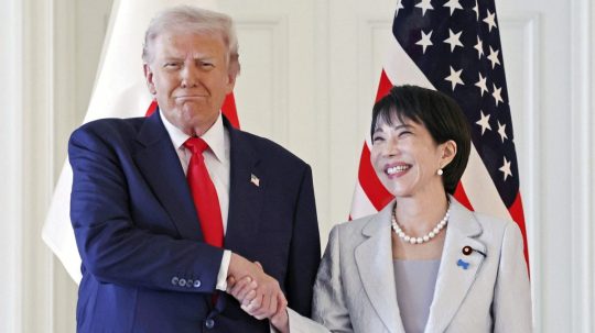 Americký prezident Donald Trump s novou japonskou premiérkou Sanae Takaičiovou.