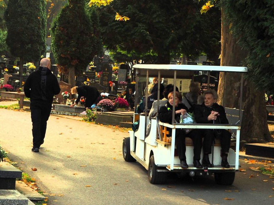 Ľudia na cintoríne Slávičie údolie.