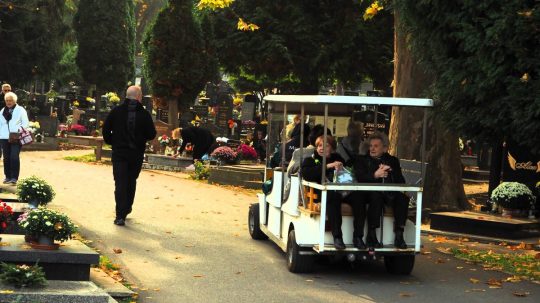 Ľudia na cintoríne Slávičie údolie.