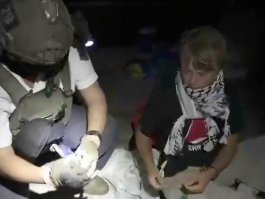 Na snímke aktivistka Greta Thunbergová a izraelský vojak.