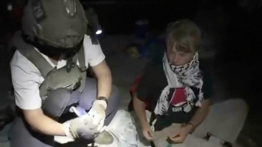 Na snímke aktivistka Greta Thunbergová a izraelský vojak.