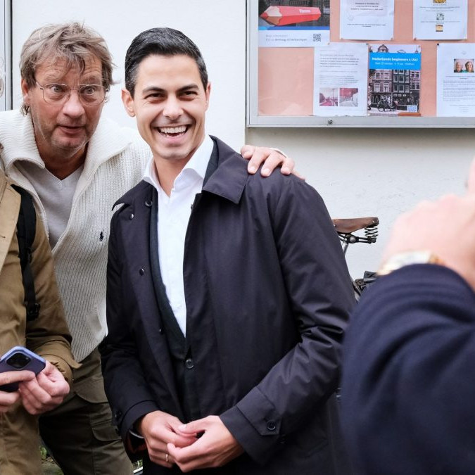 Na snímke vpravo je líder holandskej liberálnej strany D66 Rob Jetten.