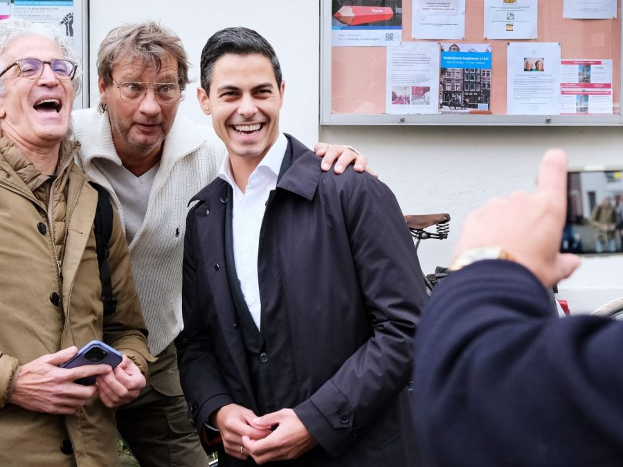 Na snímke vpravo je líder holandskej liberálnej strany D66 Rob Jetten.