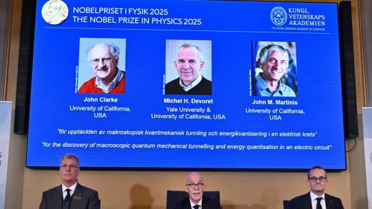 Nobelovu cenu za fyziku získala trojica vedcov z USA za objav v elektrickom obvode