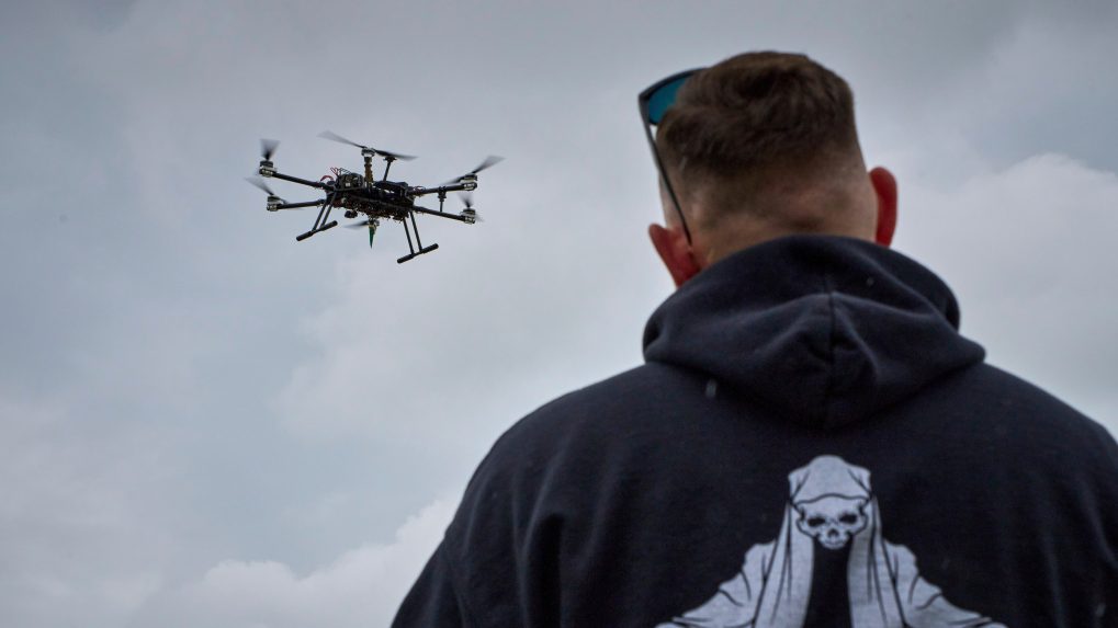 Ilustračná snímka - Muž riadi dron.